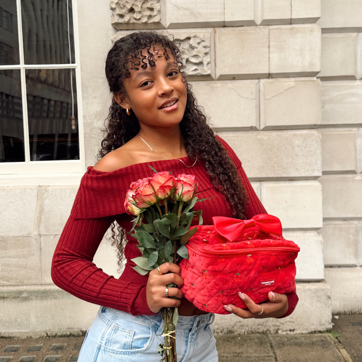 girlholdingvanitycase